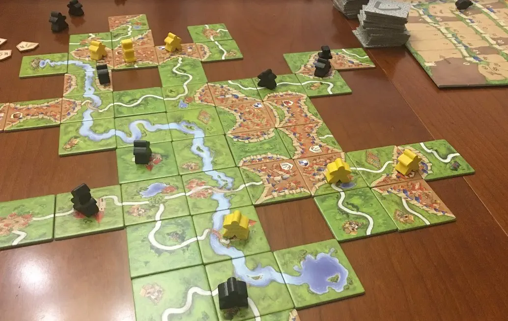 Här spelas Carcassone med barn, två spelare.
