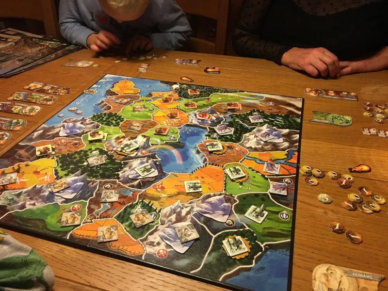 Här spelas Small World med familjen. Se hur färgglatt spelet är!